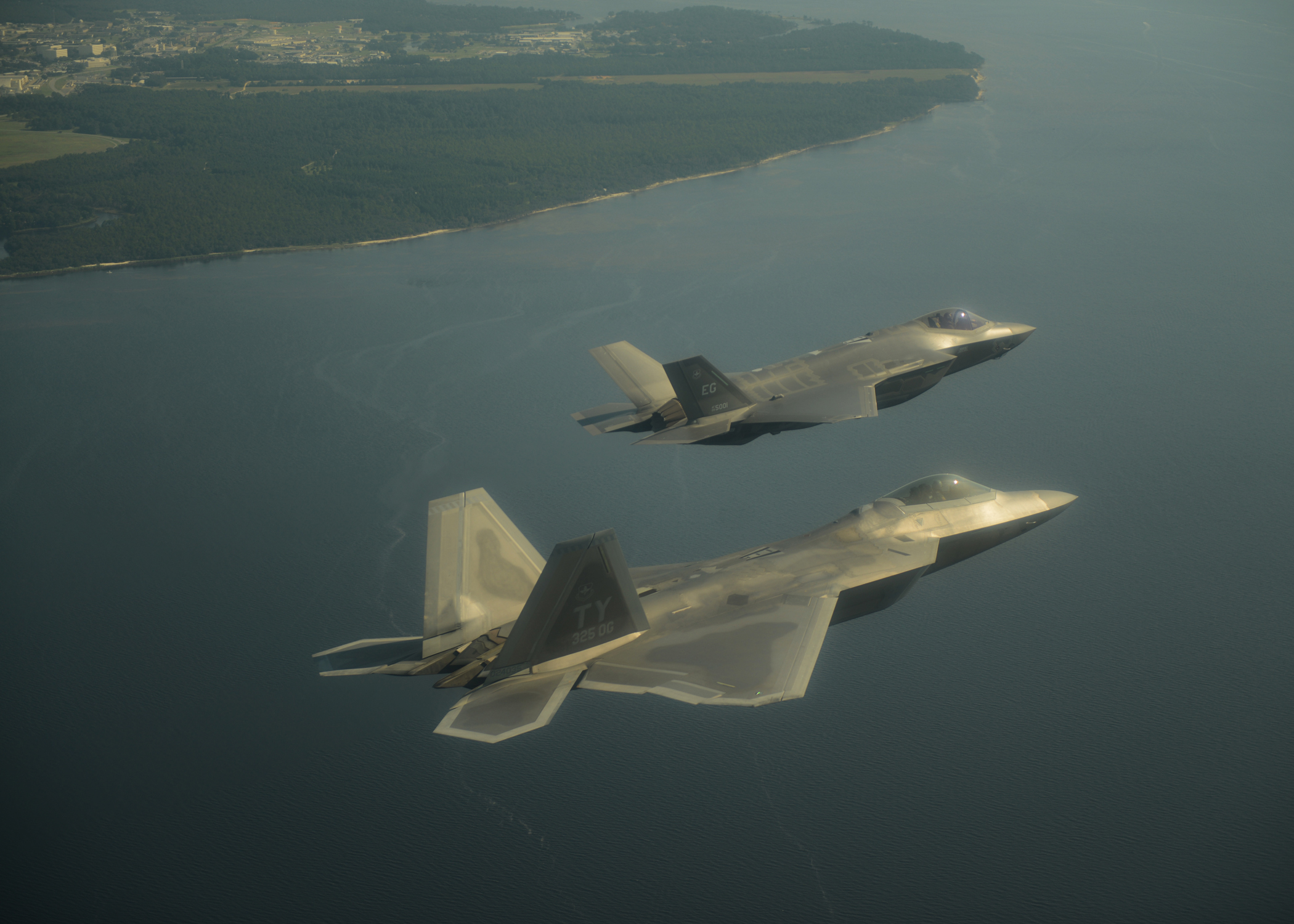 Поколения самолетов. F-22 И F-35. F 22 Раптор и f35. F22 Raptor и f35. F-22 Raptor и f-35 Lightning II..